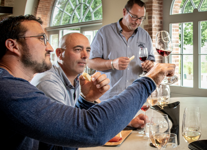 Hommes qui déguste du vin autour de fromage et charcuterie
